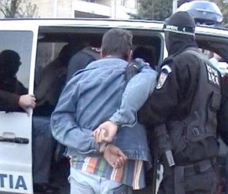 Poliţiştii din Cernavodă au prins hoţii care furau plasme din locuinţe